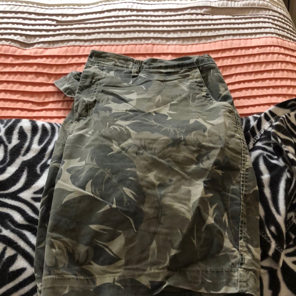 Men’s Aeropostale Camo shorts, size 38, exc cond